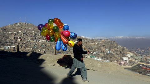 Un hombre afgano sostiene globos puestos a la venta en Kabul, Afganistán. REUTERS/Mohammad Ismail