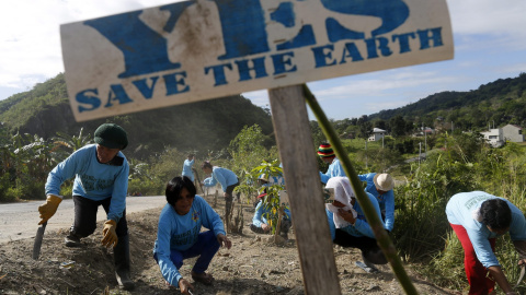 Un grupo de personas realiza una actividad de reforestación en Antipolo al este de Manila en Filipinas. EFE/Francis R. Malasig