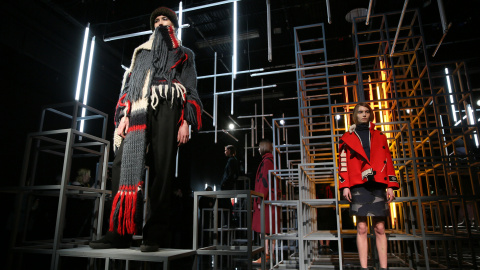 Las modelos de Christopher Raeburn presentan la campaña otoño/invierno en la London Fashion Week 2016. REUTERS/Neil Hall