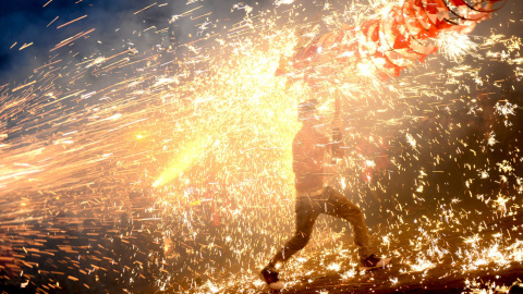 Ciudadanos de Miao celebran el 'Festival de la Linterna' con fuegos artificiales, en Taijiang, provincia de Guizhou (China). REUTERS/Stringer