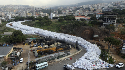 Vista general de las miles de bolsas de basura abandonadas en las calles de Jdeideh, Beirut (Líbano). REUTERS/Hasan Shaaban