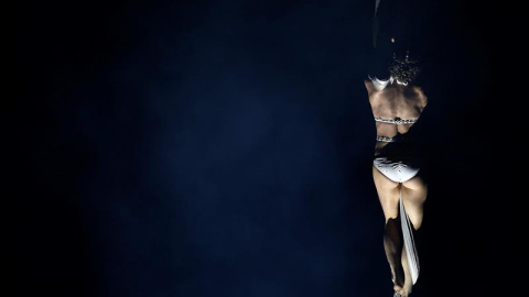 Una bailarina se presenta durante la noche inaugural de 57 edición del Festival Internacional de La Canción de Viña del Mar, en la ciudad de Viña del Mar, al noreste de Santiago de Chile. EFE/Mario Ruiz