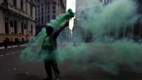 Un funcionario enciende una bengala cerca de Plaza de Mayo durante una protesta en Buenos Aires, Argentina, 24 de febrero de 2016. Tras tan sólo dos meses en el poder, el presidente argentino, Mauricio Macri, ya se enfrenta a protestas, con