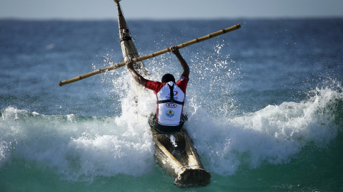 El surfista peruano Carlos 'Huevito' Areola monta en un "caballito" una ola en la playa de Bondi de Sydney, 24 de febrero de 2016. Areola es parte de un grupo de surfistas peruanos qeu está de gira por la costa este de Australia para promov