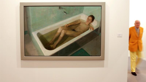 Un hombre pasa junto a 'Mujer en la bañera, 1968', de Antonio López, una obra que la madrileña Galería Marlborough expone en la Feria Internacional de Arte Contemporáneo, ARCO 2016. EFE/Juan Carlos Hidalgo