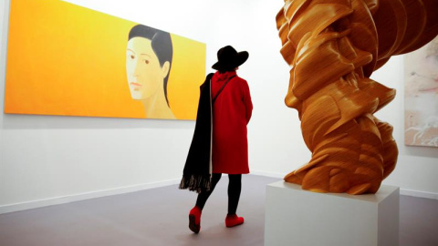 Una persona pasa junto a la obra 'Marisa' (2015), de Alex Katz, en el estand de la Galería Thaddaeus Ropac, de París (Francia), dentro de la Feria Internacional de Arte Contemporáneo, ARCO 2016. EFE/Juan Carlos Hidalgo