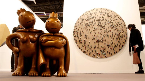 Una mujer junto a la escultura 'Free Thinkers', del estadounidense Tom Otterness, una de las obras que la Galería Marlborough expone en la Feria Internacional de Arte Contemporáneo, ARCO 2016. EFE/Juan Carlos Hidalgo