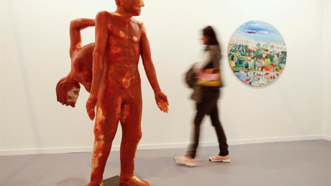 Obra 'Adán distraído' (2016), de Francisco Leiro, en el estand de la galería madrileña Marlborough, dentro de la Feria Internacional de Arte Contemporáneo, ARCO 2016. EFE/Juan Carlos Hidalgo