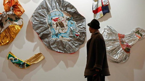 Una persona observa la obra 'Souvenirs 2002' de Ariadna Pastoril, en el estand de la Galería Document Art, de Buenos Aires (Argentina), dentro de la Feria Internacional de Arte Contemporáneo, ARCO 2016. EFE/Juan Carlos Hidalgo