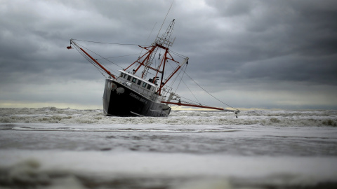 El barco Reina Carolina III se ve en Rockaway, Nueva York 25 de febrero de 2016. Los mares altos y fuertes vientos han varado el barco de pesca comercial y se hundió un barco de la Guardia Costera de Estados Unidos que corrió para ayudar el