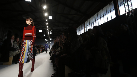 Una modelo presenta una creación de la colección femenina de Emilio Pucci otoño/invierno 2016 durante la Semana de la Moda de Milán, Italia, 25 de febrero de 2016. REUTERS / Alessandro Garofalo