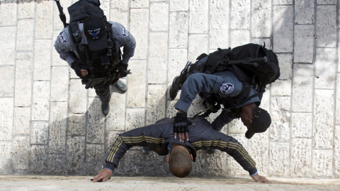 Policías registran a un palestino sospechoso en la inmediaciones de Damasco en Jerusalén. La seguridad se ha incrementado en la ciudad para limitar el número de ataques contra israelíes. EFE/Atef Safadi