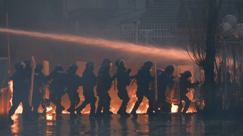 La policía se enfrenta a los seguidores de la oposición kosovar durante una protesta violenta en Pristina, Kosovo. EFE/Valdrin Xhemaj