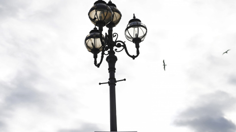 Un cartel electoral cuelga de una farola en Dublín. REUTERS/Darren Staples