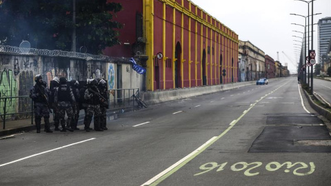 Miembros de la policía intentan desbloquear algunas calles que fueron bloqueadas por manifestantes hoy, viernes 28 de abril de 2017, durante una protesta por la "huelga general" que se adelanta en el país, en Río de Janeiro (Brasil). EFE