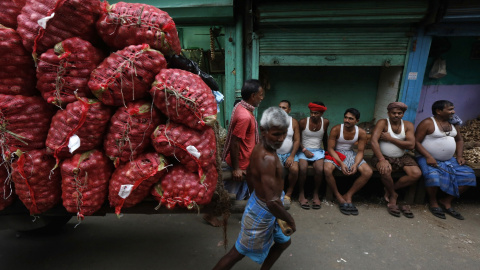 Trabajadores tiran de una carretilla cargada con sacos en un mercado al por mayor en Calcuta, India. REUTERS/Rupak De Chowdhuri