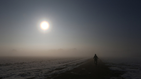 Un ciclista durante primera hora de la mañana en Olching hacia el oeste de Munich, Alemania. REUTERS/Michaela Rehle
