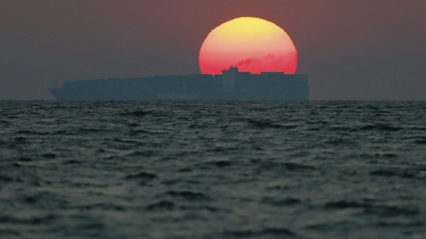 Un barco durante la puesta de sol se pone en Sri Lanka. REUTERS / Dinuka Liyanawatte
