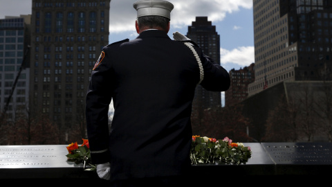 Un miembro del FDNY tras poner una flor durante una ceremonia de conmemoración por el 23 aniversario del atentado del World Trade Center que tuvo lugar de la 1993 en Nueva York. REUTERS/Shannon Stapleton