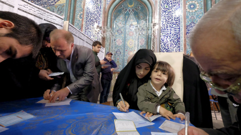 Iraníes rellenan sus papeletas durante las elecciones para el Parlamento y la Asamblea, en Teherán. REUTERS/Raheb Homavandi