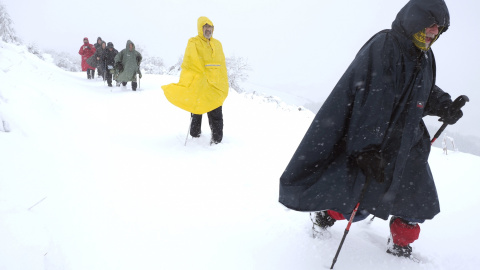 Galicia se encuentra en situación de alerta este fin de semana dominada por el frío polar ante el aviso de nieve, que podría ser de hasta 20 centímetros en zonas montañosas. En la imagen unos peregrinos de la asociacion A Esmorga de Ourense