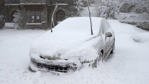 Galicia se encuentra en situación de alerta este fin de semana dominada por el frío polar ante el aviso de nieve, que podría ser de hasta 20 centímetros en zonas montañosas. En la imagen un coche cubierto de nieve en O Cebreiro. EFE/Eliseo 