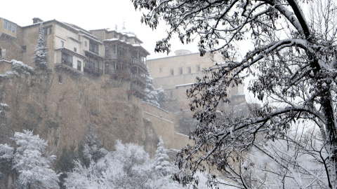 Vista de las Casas Colgadas de Cuenca bajo una intensa nevada debido al temporal que afecta a gran parte del país. EFE/Santiago Torralba