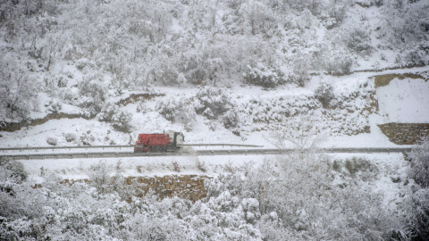 Un quitanieves circula por una carretera de montaña en el municipio leridano de Ager, en la comarca de la Noguera. EFE/Adrián Ropero