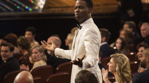 El actor Chris Rock interactua con el público mientras presenta la gala de la 88 edición de los Premios de la Academia de Cine estadounidens.- EFE