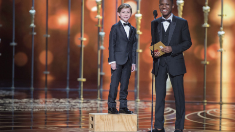Los jovenes actores Jacob Tremblay (i) y Abraham Attah presentan uno de los galardones durante la 88ª edición de la ceremonia de los Óscar celebrada la noche de ayer.- EFE