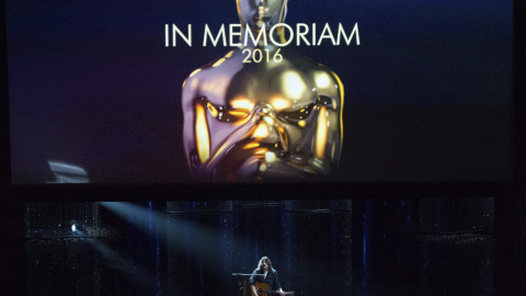 El músico estadounidense Dave Grohl toca la canción "Blackbird" durante el recuerdo a los fallecidos realizado en la 88ª edición de la ceremonia de los Óscar.- EFE