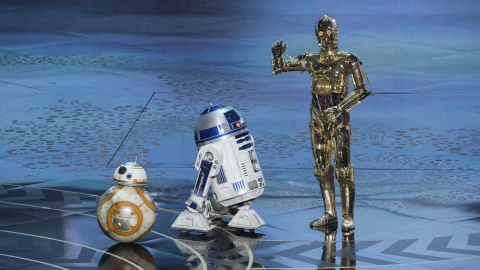 Los droides de la saga La Guerra de las Galaxias BB-8, R2D2 (c) y C3PO ejercen de presentadores durante la 88ª edición de la ceremonia de los Óscar celebrada la noche de ayer, 28 de febrero de 2016, en el Teatro Dolby de Hollywood, Californ