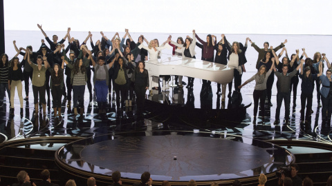 La cantante Lady Gaga actúa durante la 88ª edición de la ceremonia de los Óscar celebrada la noche de ayer.- EFE