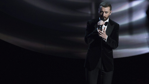 El cantante Sam Smith, nominado en la categoría a mejor canción original, interpreta el tema "Writing's on the Wall".- EFE
