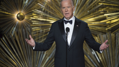 El vicepresidente de Estados Unidos, Joe Biden, presenta la actuación de Lady Gaga durante la 88ª edición de la ceremonia de los Óscar celebrada la noche de ayer, 28 de febrero de 2016, en el Teatro Dolby de Hollywood, California (EE.UU.). 