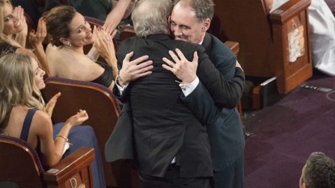 El actor Mark Rylance (dcha) es felicitado tras ser galardonado con el Óscar al mejor actor de reparto por su papel en "Bridge of Spies" durante la gala de la 88 edición de los Premios de la Academia de Cine estadounidense (AMPAS) en el Dol