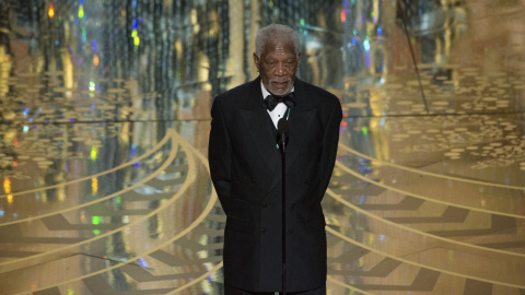 El actor Morgan Freeman anuncia que la cinta "Spotlight" ha ganado el Óscar a mejor película en la 88 edición de los Premios de la Academia de Cine estadounidense (AMPAS) en el Dolby Theatre, Hollywood, California (Estados Unidos) el 28 de 