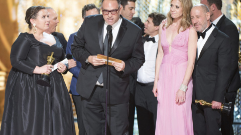 Nicole Rocklin, Michael Sugar, Blye Pagon Faust y Steve Golin recogen el Óscar a la mejor película por "Spotlight" durante la 88ª edición de la ceremonia de los Óscar celebrada la noche de ayer, 28 de febrero de 2016, en el Teatro Dolby de 