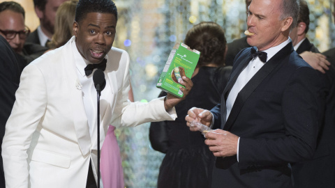 El presentador Chris Rock (i) despide la gala junto al actor Michael Keaton durante la 88ª edición de la ceremonia de los Óscar celebrada la noche de ayer, 28 de febrero de 2016, en el Teatro Dolby de Hollywood, California (EE.UU.). EFE/Aar