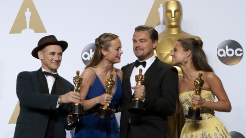 Los actores Mark Rylance (i), Brie Larson (2i), Leonardo DiCaprio (2d) y Alicia Vikander (d) posan con sus Óscar a Mejor Actor de Reparto, Mejor Actriz, Mejor Actor y Mejor Actriz de Reparto, respectivamente hoy, domingo 28 de febrero de 20