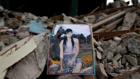 El retrato de una mujer permanece entre las ruinas de un club nocturno durante la demolición del barrio rojo de Kalijodo en Yakarta (Indonesia). EFE/Mast Irham