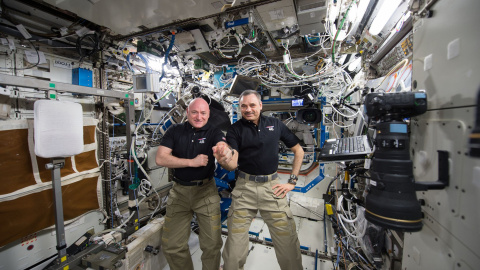 Los astronautas de la NASA Scott Kelly (izquierda) y el ruso Mikhail Kornienko cumplen 300 días consecutivos a bordo de la Estación Espacial Internacional. REUTERS/NASA/Handout
