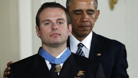 Barack Obama se encuentra con el decano superior de la Marina de Guerra Especial, Edward Byers durante la ceremonia de entrega de medallas de honor en el salón este de la Casa Blanca en Washington. REUTERS/Kevin Lamarque