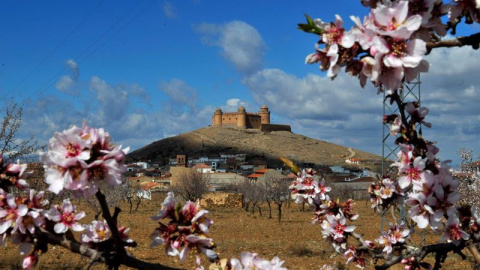 Vista del Castillo de La Calahorra, un monumento privado y protegido que recibe unas 15.000 visitas anuales con su apertura solo una vez a la semana y que condiciona mucho más que la estampa del pueblo. EFE/Miguel Angel Molina