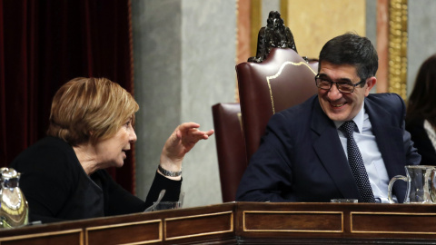 El presidente del Congreso, Patxi López, conversa con la vicepresidenta Celia Villalobos. EFE/Javier Lizón