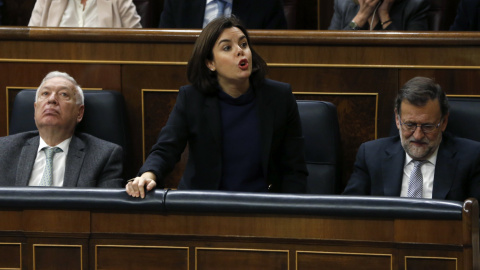 La vicepresidenta del Gobierno, Soraya Sáenz de Santamaría, vota durante el debate de investidura. EFE/J. J. Guillén