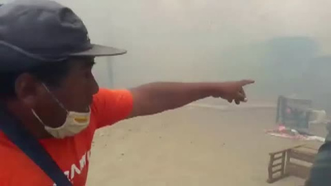 Un voraz incendio devora 50 viviendas en una de las zonas más pobres de Perú Un voraz incendio devora 50 viviendas en una de las zonas más pobres de Perú