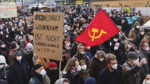 Miles de personas protestan en Berlín por el "no" del Constitucional al tope del alquiler Miles de personas protestan en Berlín por el "no" del Constitucional al tope del alquiler