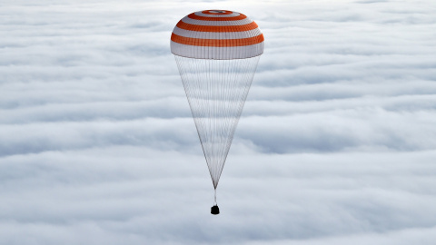 Una cápsula Soyuz de la Estación Espacial Internacional (ISS) que lleva al astronauta de Scott Kelly y los cosmonautas rusos Sergei Volkov y Mikhail Korniyenko desciende en paracaídas cerca de la ciudad de Dzhezkazgan (Zhezkazgan), Kazajstá