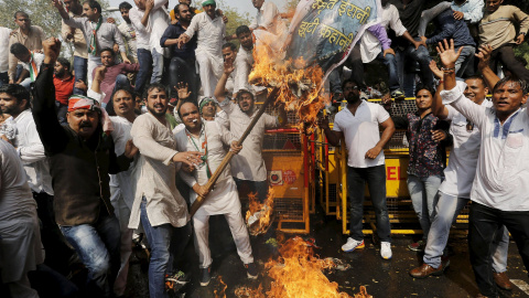Manifestantes del Congreso Juvenil de India (CIJ) queman una efigie del ministro de Educación indio Smriti Irani en una marcha cerca del Parlamento en Nueva Delhi. Cientos de activistas se reunieron para protestar y expresar la solidaridad 